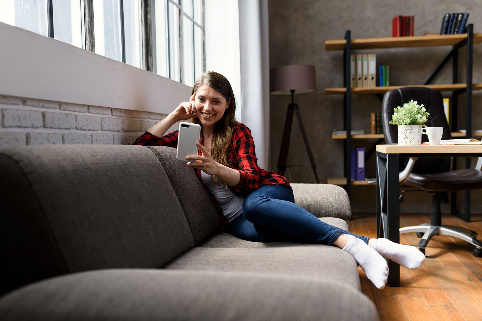 A girl is video calling family with MCSnet high-speed wireless internet