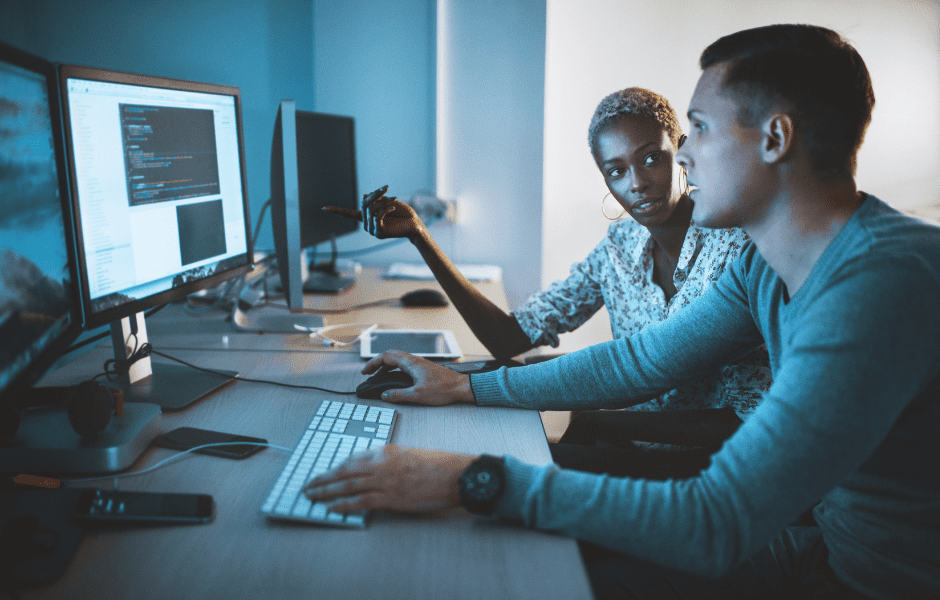 People discussing their favourite web browsers